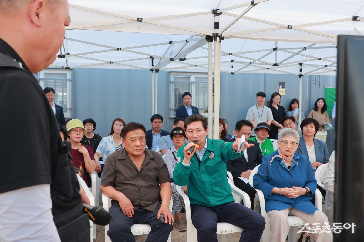 지난 23일 옛 기흥중 부지에 추진 중인 다목적체육시설에서 이상일 시장이 브리핑을 듣고 있다. 사진제공｜용인시