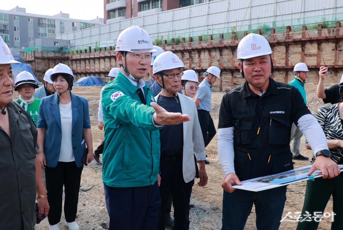 지난 23일 옛 기흥중 부지에 추진 중인 다목적체육시설 건설 현장에서 이상일 시장이 현장 점검을 하고 있다. 사진제공｜용인시