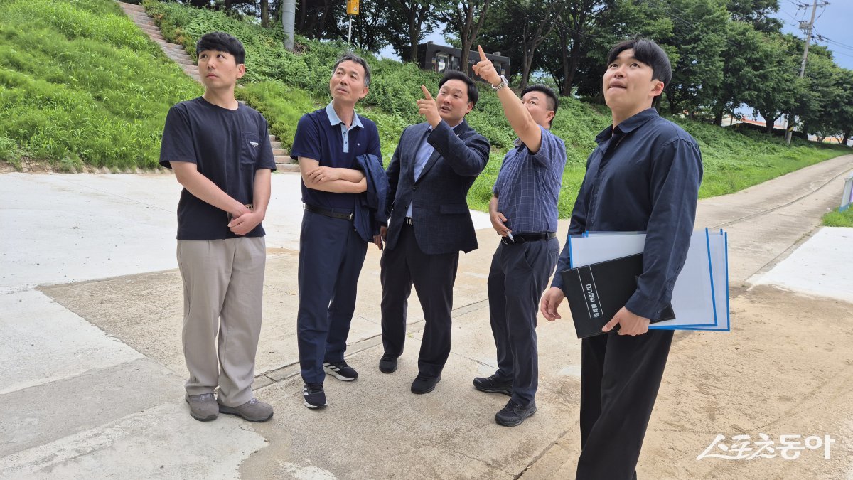 경기도의회 고준호 의원(국민의힘, 파주1)은 24일 파주시 조리읍 봉일천교 일대 보수공사 현장을 방문해 경기도 및 파주시 관계자들과 공정 현황을 점검했다. 사진제공|경기도의회 고준호 의원