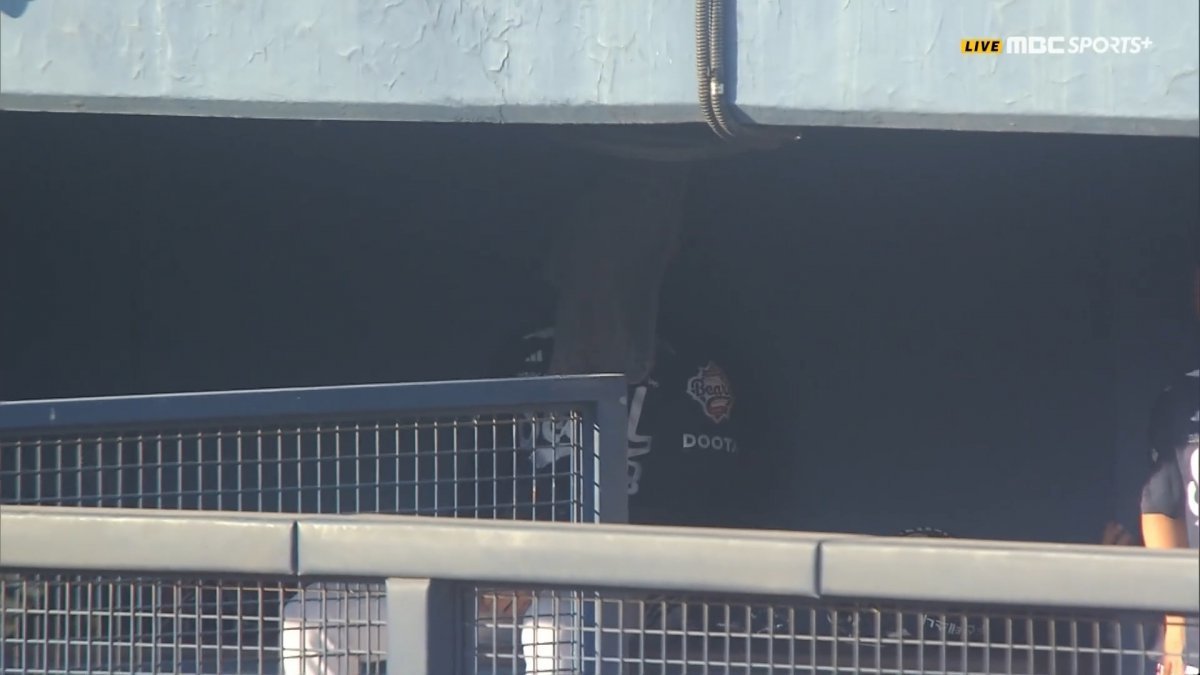 두산 최승용이 22일 잠실구장에서 열린 LG와 홈경기에서 2.1이닝 9실점으로 강판된 뒤 불펜 뒤편에서 수건으로 얼굴을 덮으며 자책하고 있다. 사진출처｜MBC SPORT+·티빙 중계화면 캡처