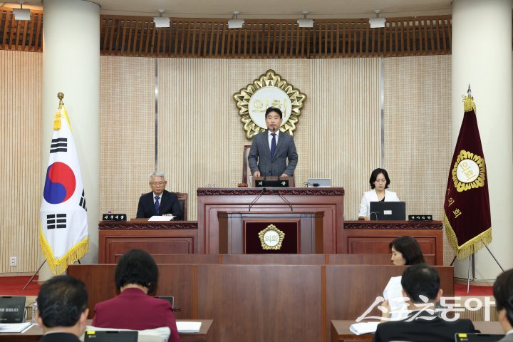 김운남의장이 6월 23일 제3차 본회의를 끝으로 15일간 진행된 제295회 제1차 정례회를 마무리를 하고 있다. 사진제공ㅣ고양시의회