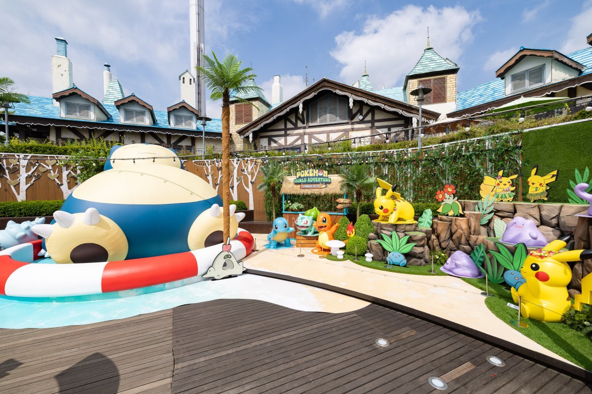 롯데월드 어드벤처의 포켓몬 신규 체험 콘텐츠 중 레이크 가든에 조성한 여름휴가 즐기는 포켓몬들       사진제공 ｜롯데월드 어드벤처