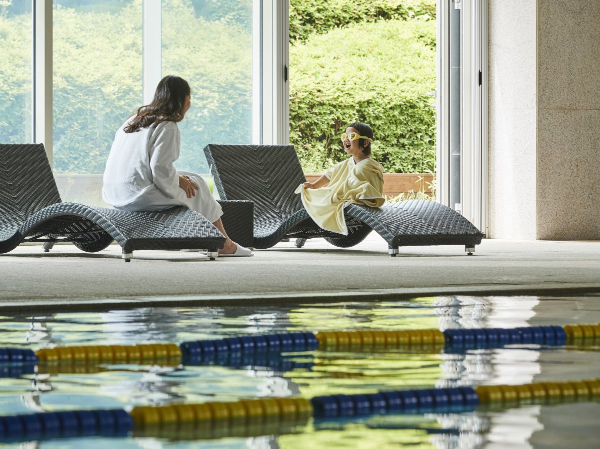 롤링힐스 호텔 수영장에서 코코릭 물안경 및 판초 타월 착용한 어린이   사진제공｜해비치 호텔앤드리조트