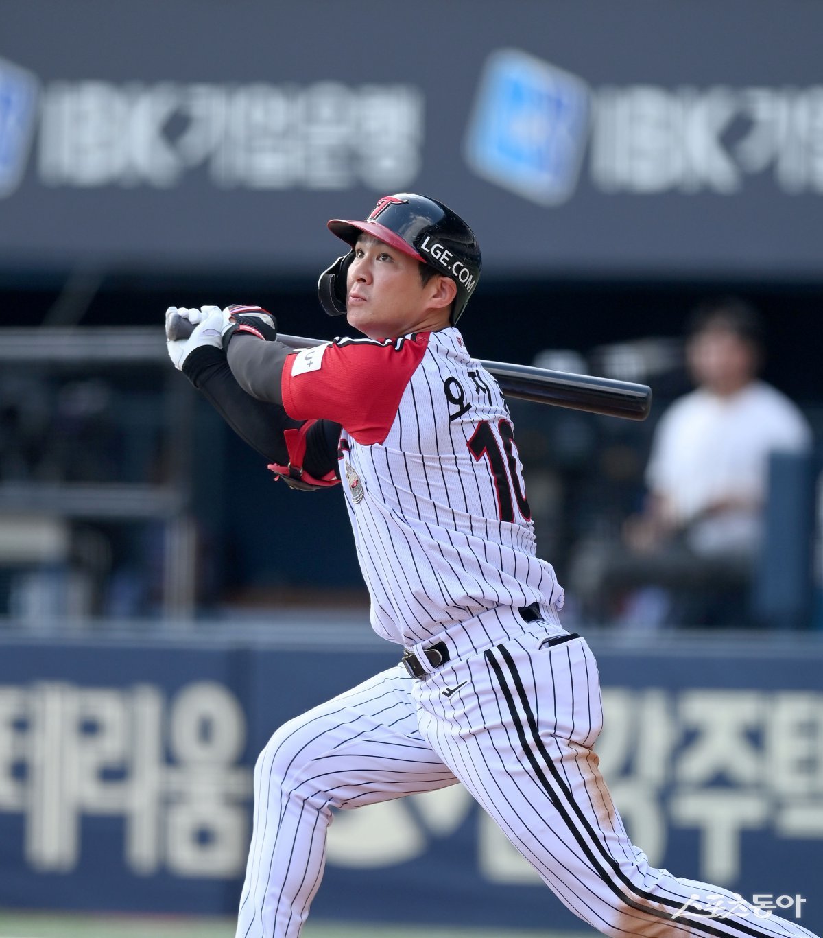 염경엽 LG 감독은 비로 취소된 25일 수원 KT전을 앞두고 주전 유격수 오지환의 복귀에 대한 생각을 전했다. 염 감독은 충분한 시간을 주겠다는 입장이다. 스포츠동아DB