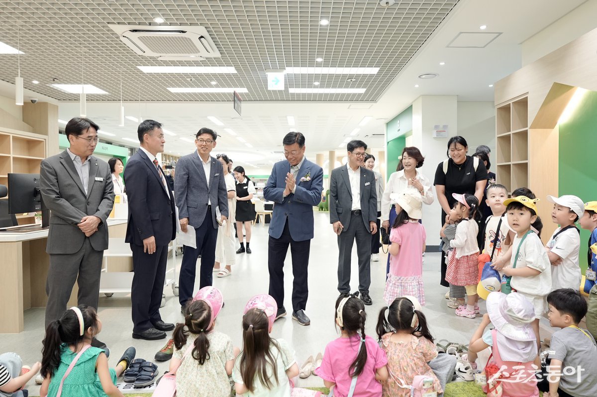수내도서관 어린이 자료실을 방문한 인근 어린이집 아이들과 인사를 나누는 신상진 성남시장(윈쪽 네번째). 사진제공ㅣ성남시