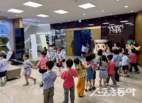 한국자유총연맹 대구시지부가 개최한 호국보훈의 달 기념 행사에 어린이들이 참관하고 있다. 사진제공 ㅣ 자유총연맹 대구시지부