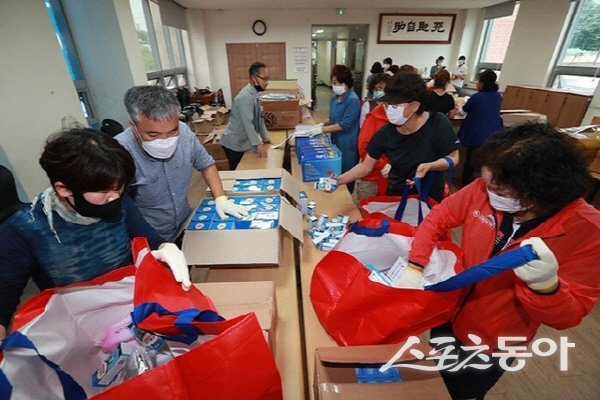 예천군지역사회보장협의체가 여름물품 키트를 마련하고 있다. 사진제공 ㅣ 예천군