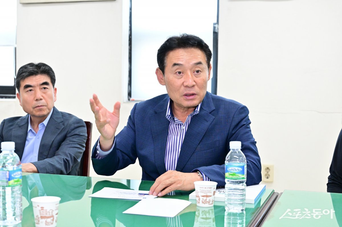 백영현 시장(오른쪽)이 지난 23일 신북면 신평집단화단지 내 신평패션칼라사업협동조합을 방문해 기업 현장의 목소리를 청취하고 있다. 사진제공ㅣ포천시