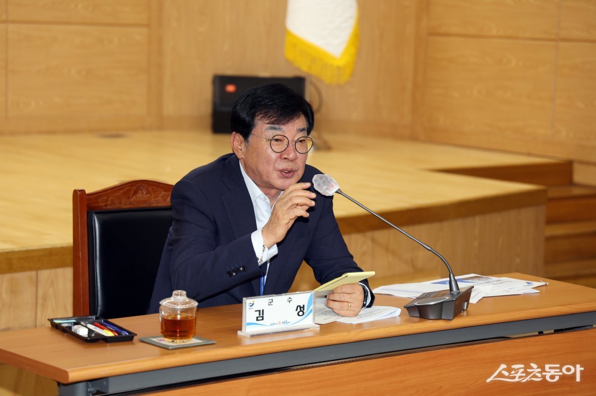 김성 장흥군수가 민선 8기 3주년을 앞두고 지난 24일 군청 회의실에서 ‘지역 언론인 간담회’를 개최했다. 사진제공=장흥군