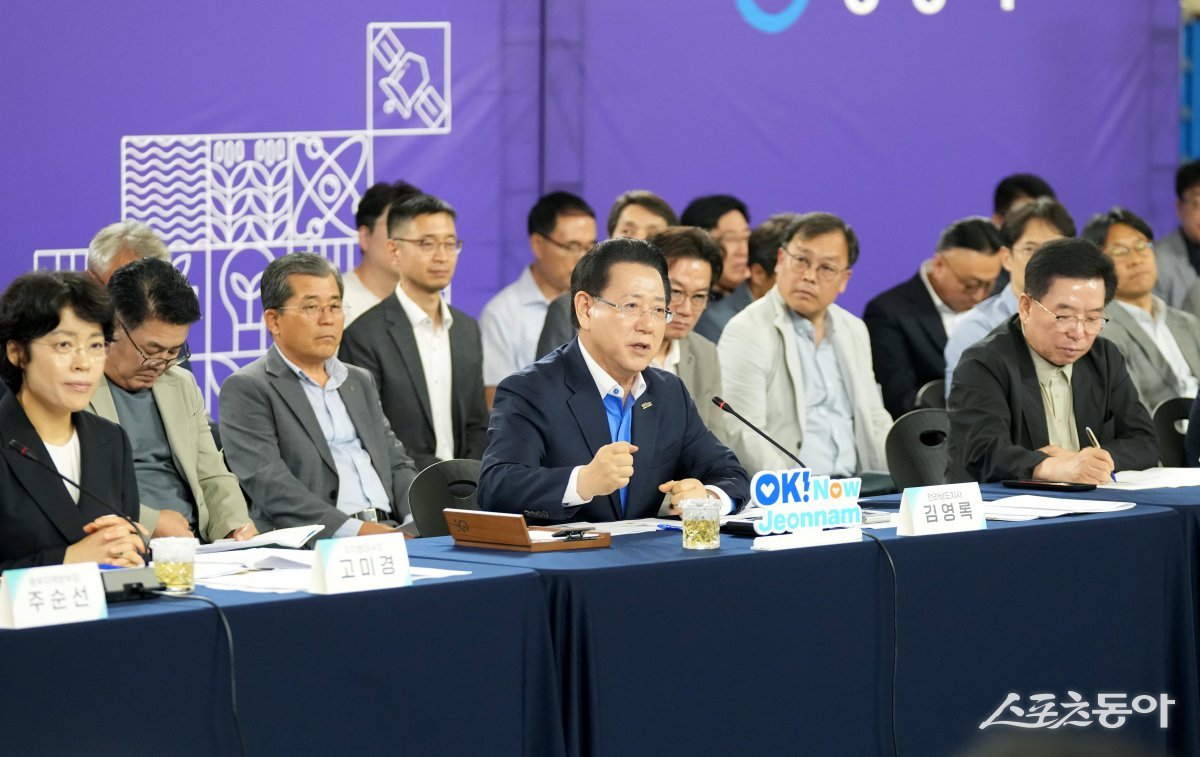 김영록 전라남도지사가 지난 24일 광양시 성황스포츠센터에서 열린 ‘광양시 정책비전 투어’ 행사에 참석해 인사말을 하고 있다.