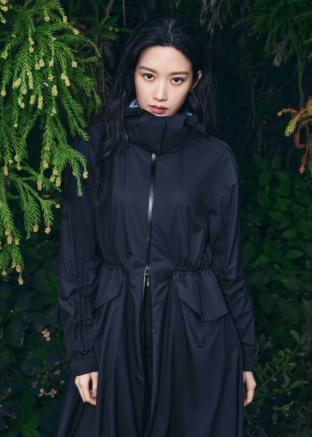 방수는 기본. 가벼운 착용감에 스타일리시한 디자인까지 챙긴 레인제품들이 잇따라 출시되고 있다. 여성 썸머 레인코트를 입은 코오롱스포츠 모델 문가영. 사진제공 | 코오롱스포츠