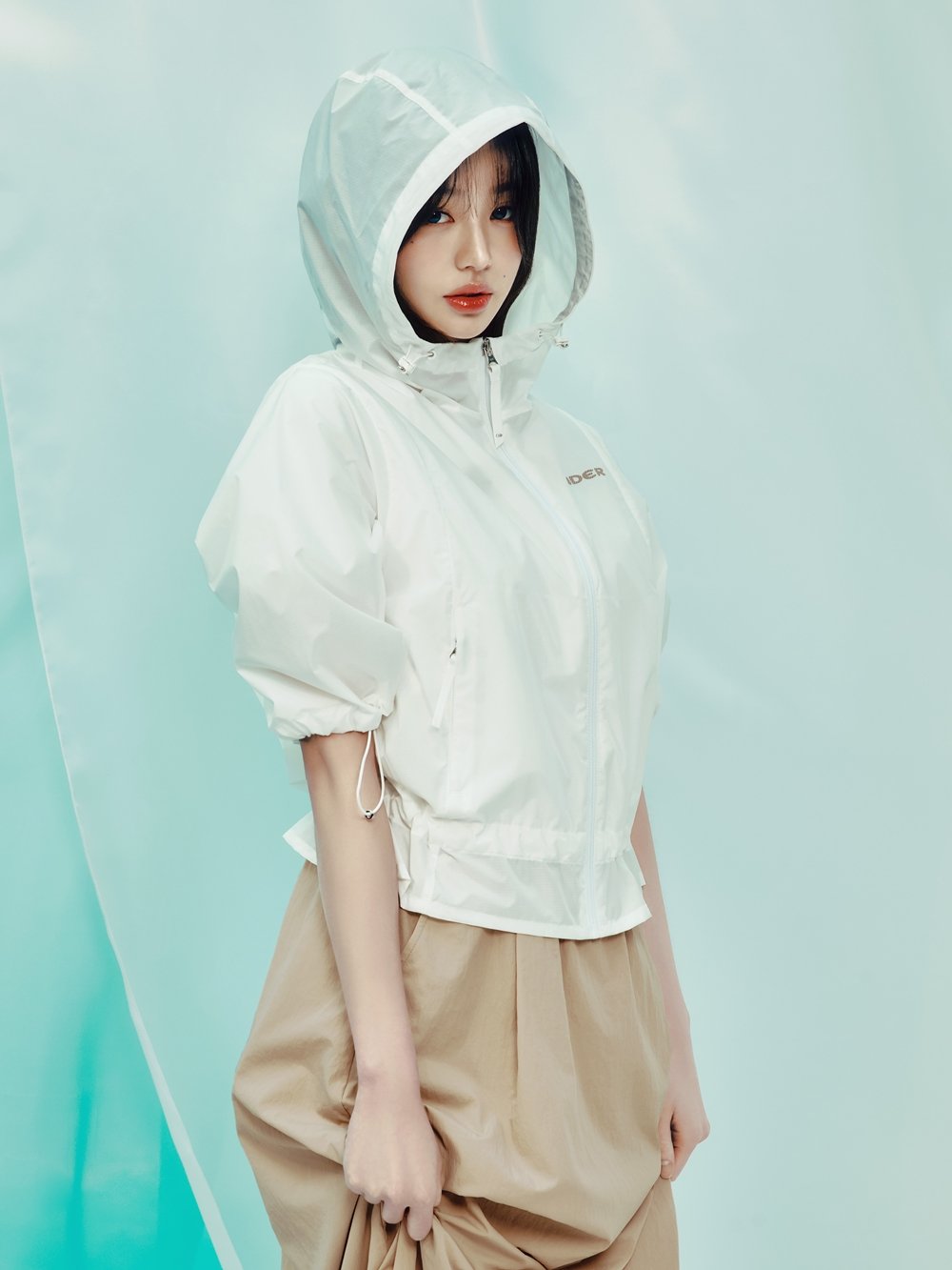 레인 아이템을 선보이는 아이더 모델 장원영. 사진제공 | 아이더