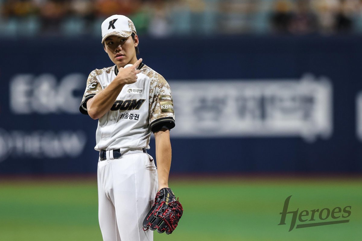 키움 김윤하는 선발 15연패에 빠져 있다. 키움의 모든 구성원은 풀이 죽은 그를 응원하고 있다. 사진제공|키움 히어로즈