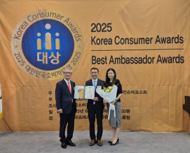 ‘2025 대한민국 소비자대상’ 시상식에서 글로벌베스트브랜드 부문 대상을 수상한 헨켈홈케어코리아.