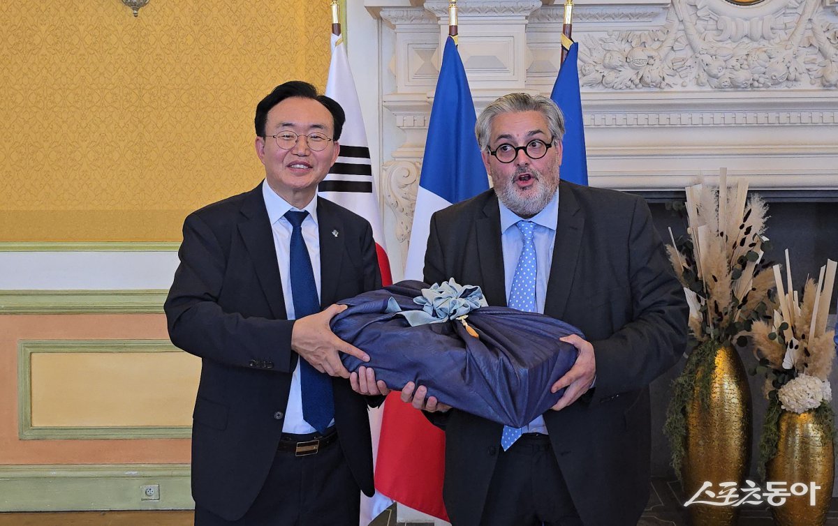 나주시와 클레르몽페랑시가 지난 24일(이하 한국시간) 클레르몽페랑 시청에서 양 도시 대표단이 참석한 가운데 ‘우호교류 협약’을 체결했다. 사진제공=나주시