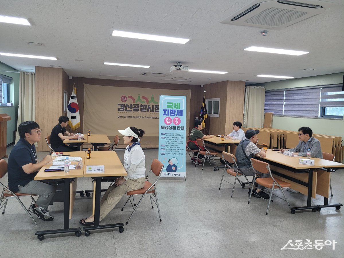 경산공설시장에서 마을세무사와 세무공무원이 민원인에게 세무상담을 하고 있다.  사진제공 ㅣ 경산시