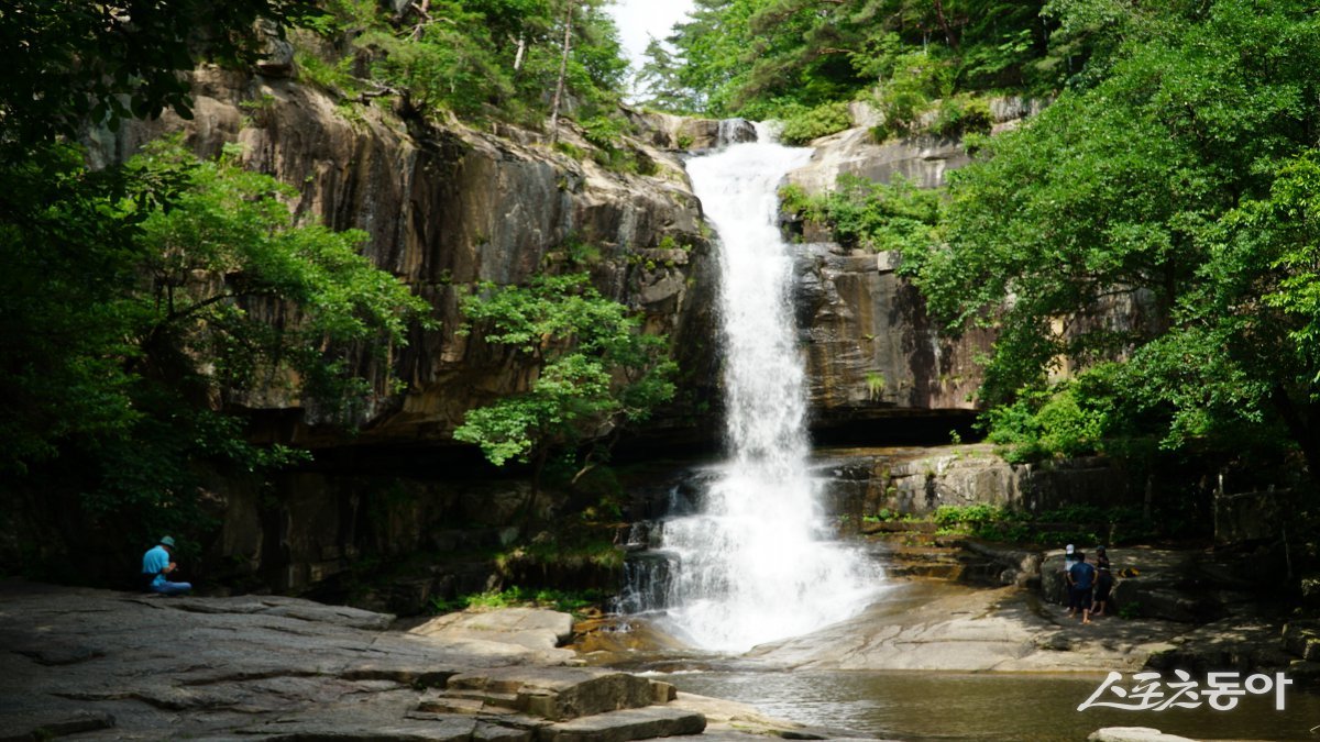 무더위를 잊게 해주는 괴산 수옥폭포 전경. 높이 20m의 굵은 물줄기가 쏟아지는 모습이 인근 절벽과 어우러져 장관을 이룬다 괴산|김재범 기자 oldfield@donga.com