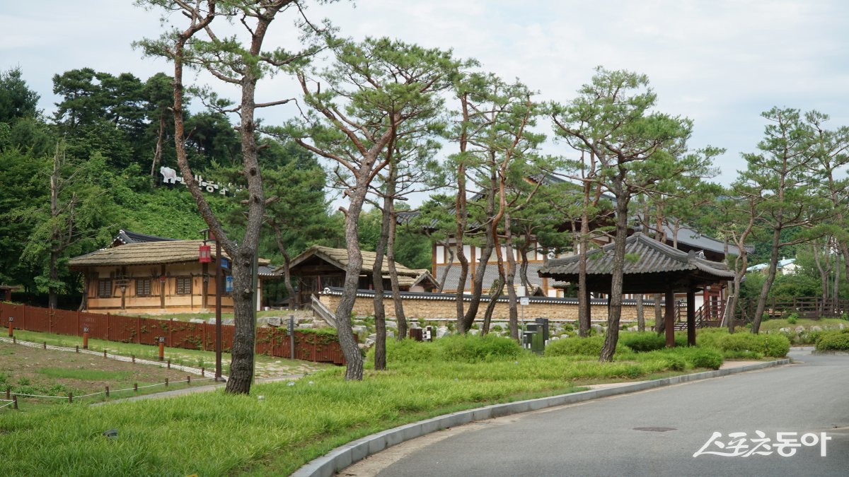 괴강관광지의 농업역사박물관. 괴산이 최근 의욕을 갖고 육성하는 새로운 관광명소로 농업역사박물관 외에 애한정, 괴강폭포, 괴강불빛공원 등의 볼거리가 있다 괴산|김재범 기자 oldfield@donga.com