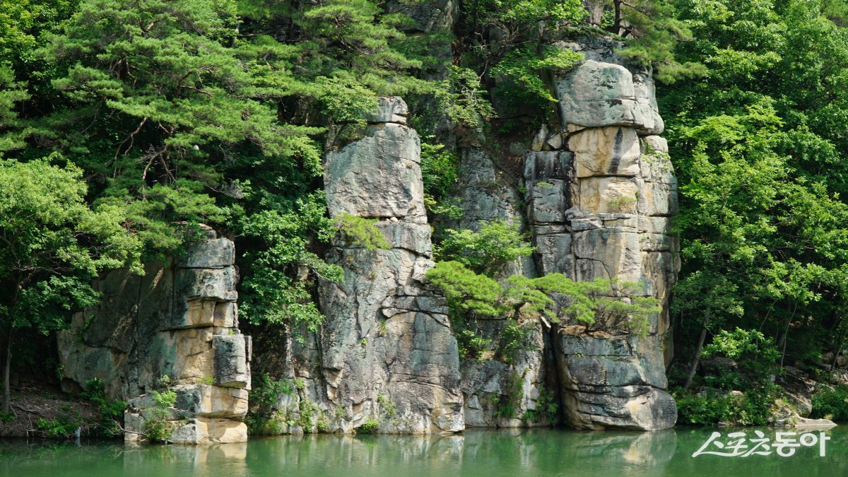 괴산 화양구곡의 제2곡인 운영담의 기암절벽. 운영담은 맑은 날 계곡물에 구름 그림자가 비친다고 해서 붙은 이름이다 괴산|김재범 기자 oldfield@donga.com