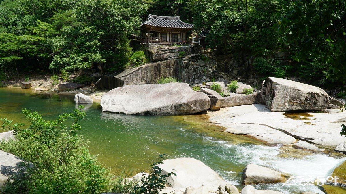 괴산 화양구곡 중에 방문 인증샷 명소로 꼽히는 제4곡 금사담. 송시열이 지은 정자 암서재와 계곡을 흐르는 맑은 물이 어우러진 모습이 한 폭의 동양화다 괴산|김재범 기자 oldfield@donga.com