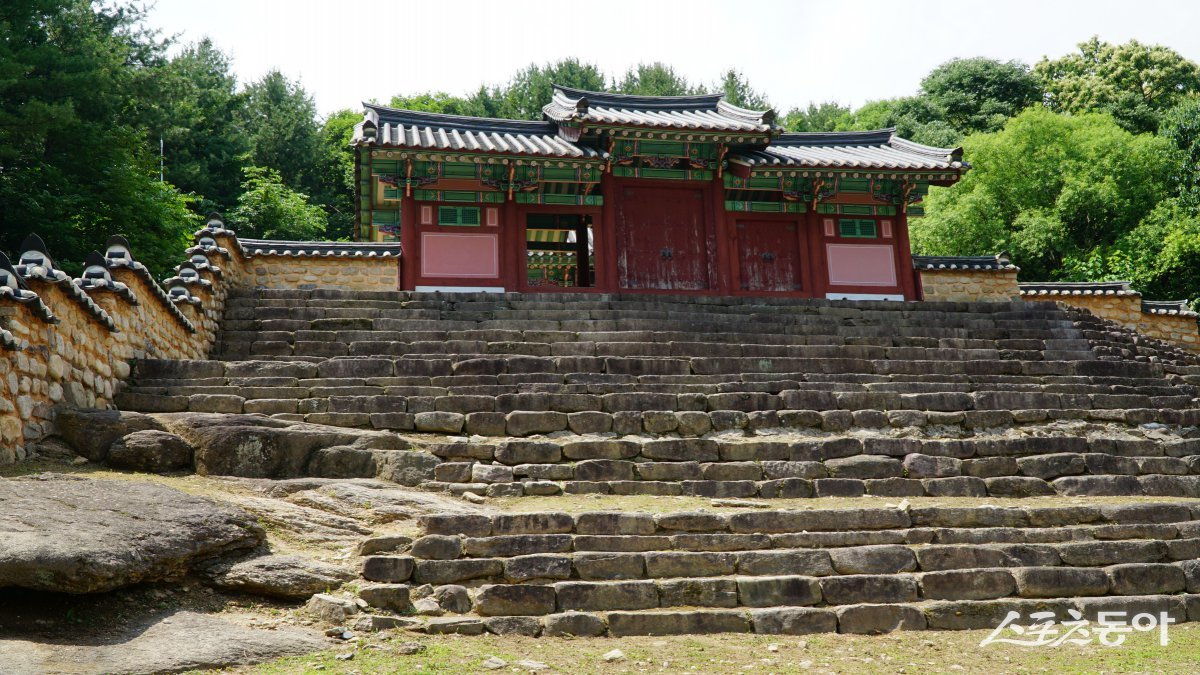 우암 송시열이 말년에 머물던 곳에 지은 화양서원. 임진왜란 때 원군을 보내주었다고 중국 명나라 황제 위패를 모신 사당 만동묘가 안에 있다 괴산|김재범 기자 oldfield@donga.com