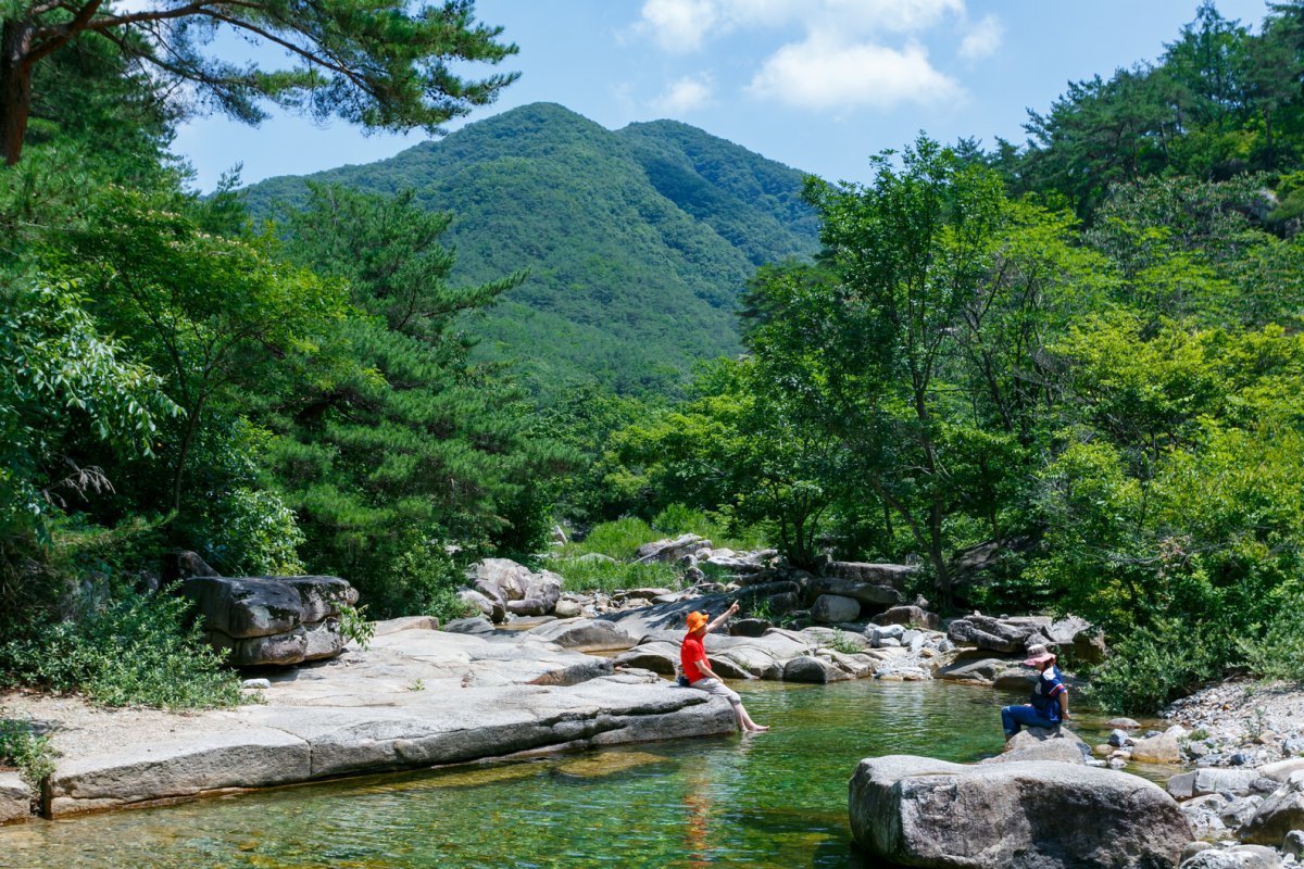 갈론구곡의 여름 전경. 한국관광공사 세종충북지사의 강소형 잠재관광지로 신선이 내려왔다는 강선대를 비롯해 장암석실, 갈천정, 옥류벽, 금병, 구암, 고송유수재, 칠학동천, 선국암 등이 9곡을 형성한다 사진제공|지엔씨이십일