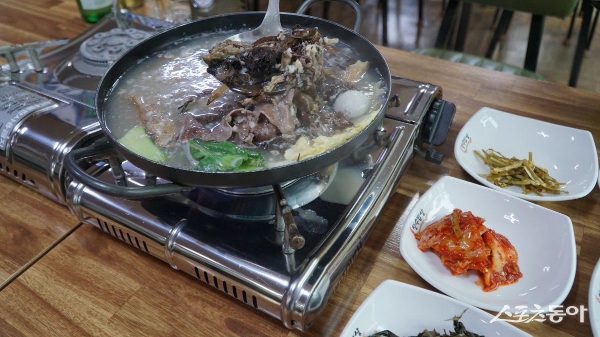 괴산 다래정의 산버섯전골(찌개). 지역 별미로 향긋한 버섯향과 고기로 착각하기 쉬운 버섯의 식감이 돋보인다 괴산|김재범 기자 oldfield@donga.com