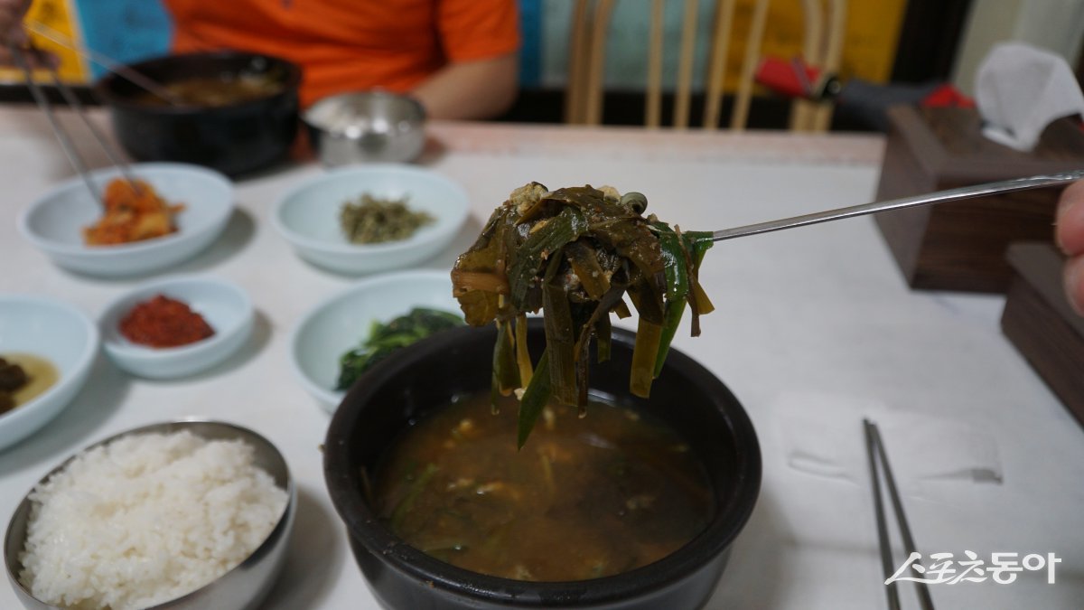 괴산 주차장식당의 올갱이 해장국. 된장을 풀고 부추 아욱 올갱이를 넣어 끓이는데 국물 맛이 얼큰 칼칼하다 괴산|김재범 기자 oldfield@donga.com