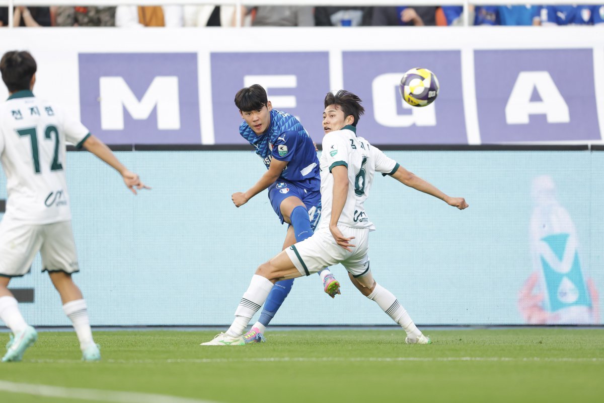 수원 삼성 박승수(뒤)의 뉴캐슬(잉글랜드)행 가능성이 제기됐다. 축구계 관계자들은 김지수, 배준호, 양민혁, 엄지성, 윤도영, 박승수 등의 잇따른 잉글랜드 러시를 ‘어린 나이에 유럽 구단들로부터 기량과 잠재력을 인정받은 선수들이 많다’고 여긴다. 사진제공│한국프로축구연맹