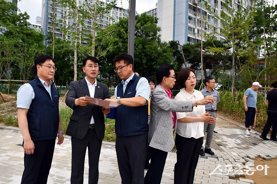 인천 미추홀구의회, 용현금호2단지 옆 근린공원 내 조성 중인 생활체육시설 공사현장을 방문했다. 사진제공｜인천 미추홀구의회