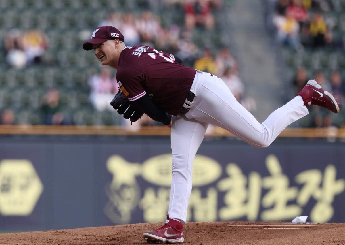 키움 로젠버그는 6일 고척 LG전에서 왼쪽 고관절을 다쳐 재활선수 명단에 올라있다. 약 3주가 지나도록 몸 상태가 회복되지 않아 완전 교체 가능성이 떠오르고 있다.|뉴시스