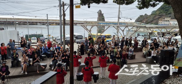 융군사관학교 군악대가 울릉군 저동항 관해정에서 주민들과 함께 특별 연주회를 하고 있다. 사진제공 ㅣ 울릉군