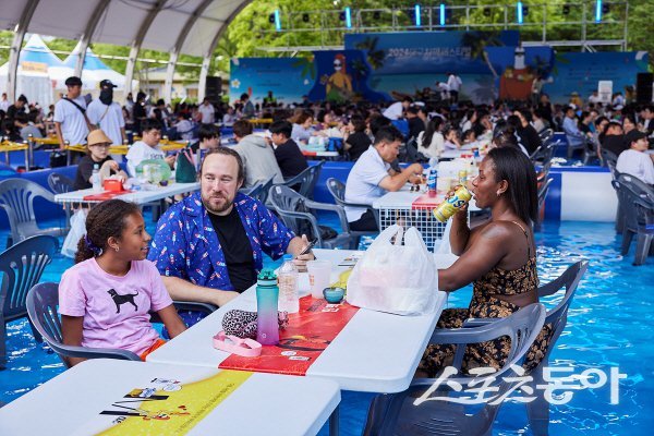 대구치맥페스티벌을 찾은 외국인 관광객들이 시민들과 어울려 축제를 즐기고 있다. 사진제공 ㅣ 대구시