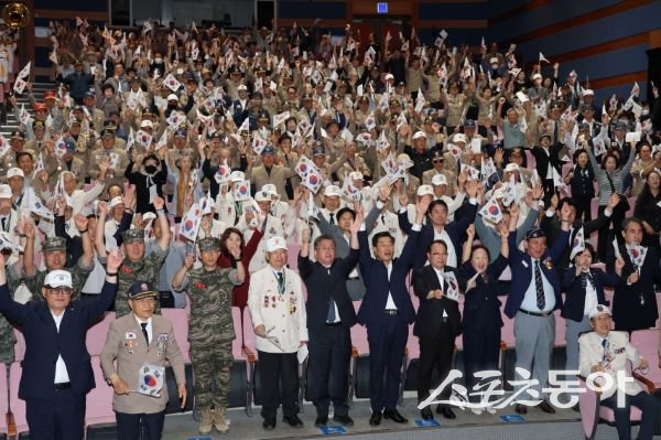 포항시가 25일 시청 대잠홀에서 ‘6.25 전쟁 제75주년 행사’를 진행하며 만세하고 있는 모습. 사진제공ㅣ포항시
