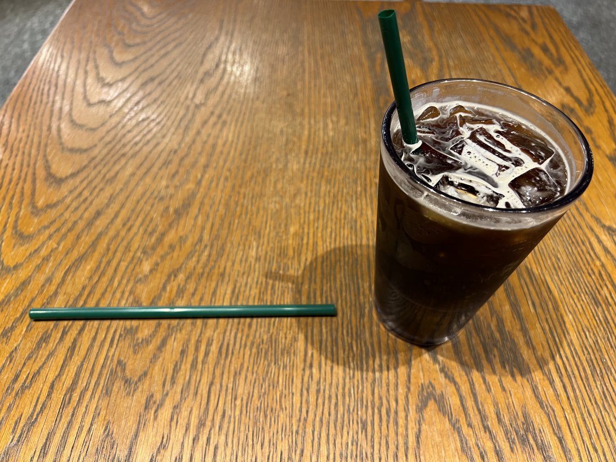 스타벅스가 선보인 식물 유래 플라스틱 빨대. 초록색이 옛 감성마저 소환한다.   뉴시스