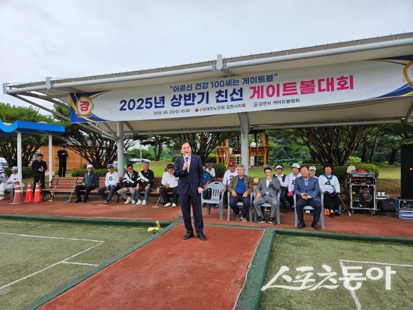 2025 김천시 상반기 친선 게이트볼대회가 25일 열려 배낙호 시장이 이야기하는 모습. 사진제공ㅣ김천시
