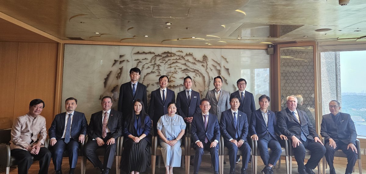 국회 이학영 부의장(오른쪽 네 번째), 선플재단 민병철 이사장(오른쪽 다섯 번째), 주한 필리핀 대사 마리아 테레사 디존-데 베가(왼쪽 다섯 번째)가 국회의원 이용선(오른쪽 세 번째), 인요한 의원(오른쪽 두 번째), 주한 태국 대사 타니 상랏(오른쪽 첫 번째), 캄보디아 대사 칭 보툼 랑세이(왼쪽 네 번째), 튀르키예 대사 살리 무랏 타메르(왼쪽 세 번째), 카자흐스탄 대사 누르갈리 아리스타노프(왼쪽 두 번째), 라오스 대사 송카네 루앙무닌톤(왼쪽 첫 번째)과 함께, 안수훈 연합뉴스TV 사장(2열 왼쪽 첫 번째), 이종호 BGSS 안과의원 이사장(2열 왼쪽 두 번째), 민준기 민 덴톤스 리 파트너 변호사(2열 왼쪽 세 번째), 곽정현 KG모빌리티 CSO(2열 왼쪽 네 번째), 양성전 선플재단 고문(2열 오른쪽 첫 번째)이 기념촬영을 하고 있다.
