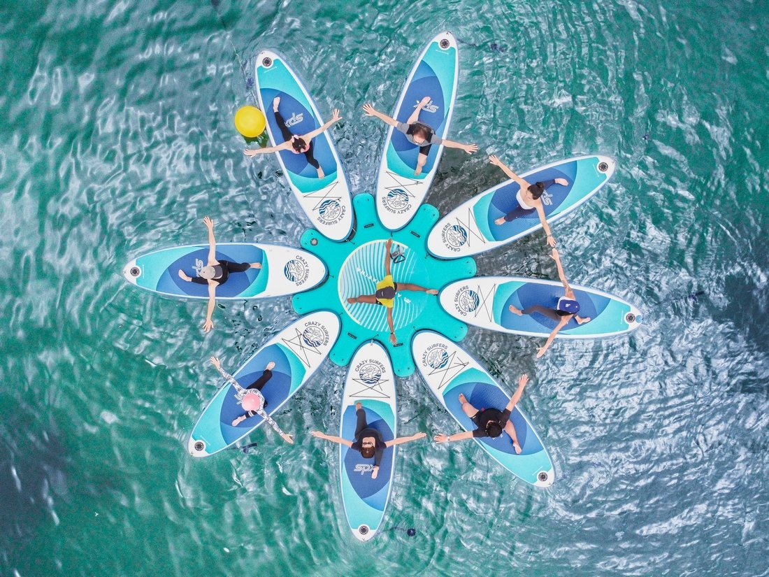 부산 광안리 해변에서 진행하는 SUP 요가. 패들보드 SUP과 요가를 접목한 힐링 프로그램이다                           사진제공 ｜크레이지서퍼스