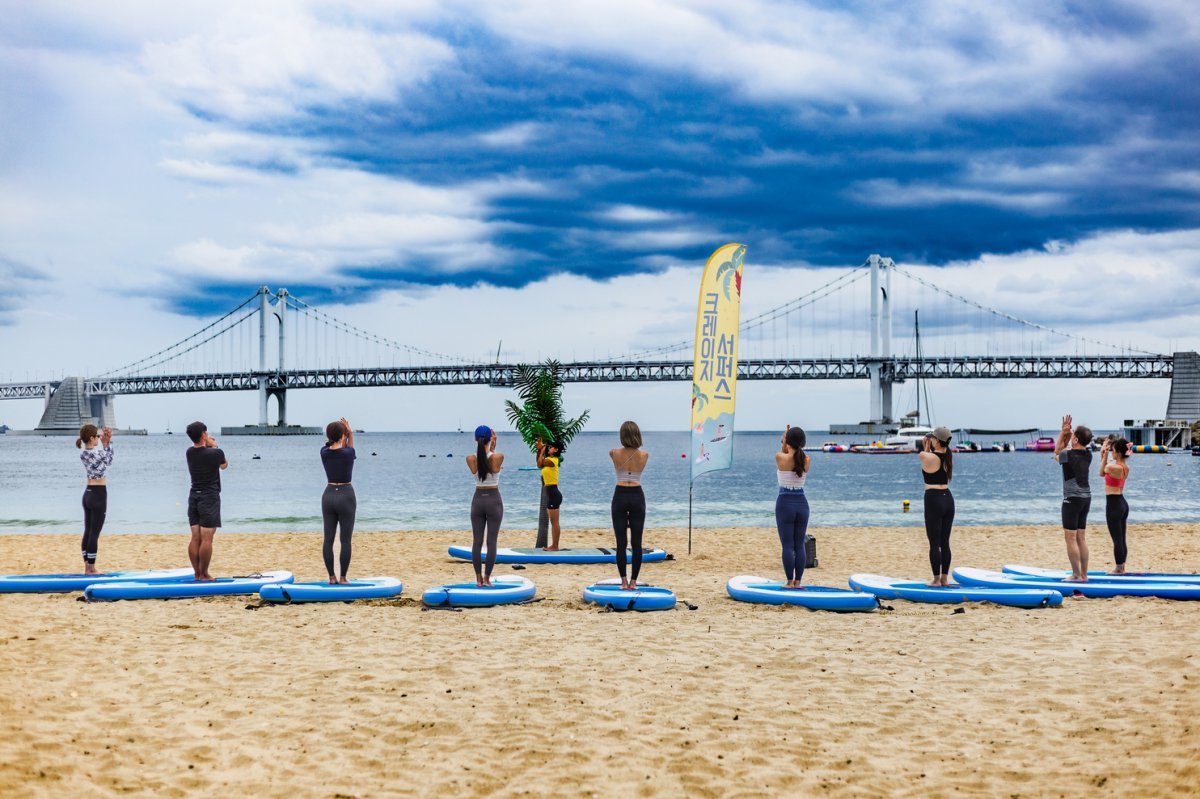 부산 광안리 해변에서 진행하는 SUP 요가.  11월까지 주말에만 운영하며 해변 SUP 요가는 오전 9시, 해상 SUP 요가는 오전 11시에 시작한다                         사진제공 ｜크레이지서퍼스