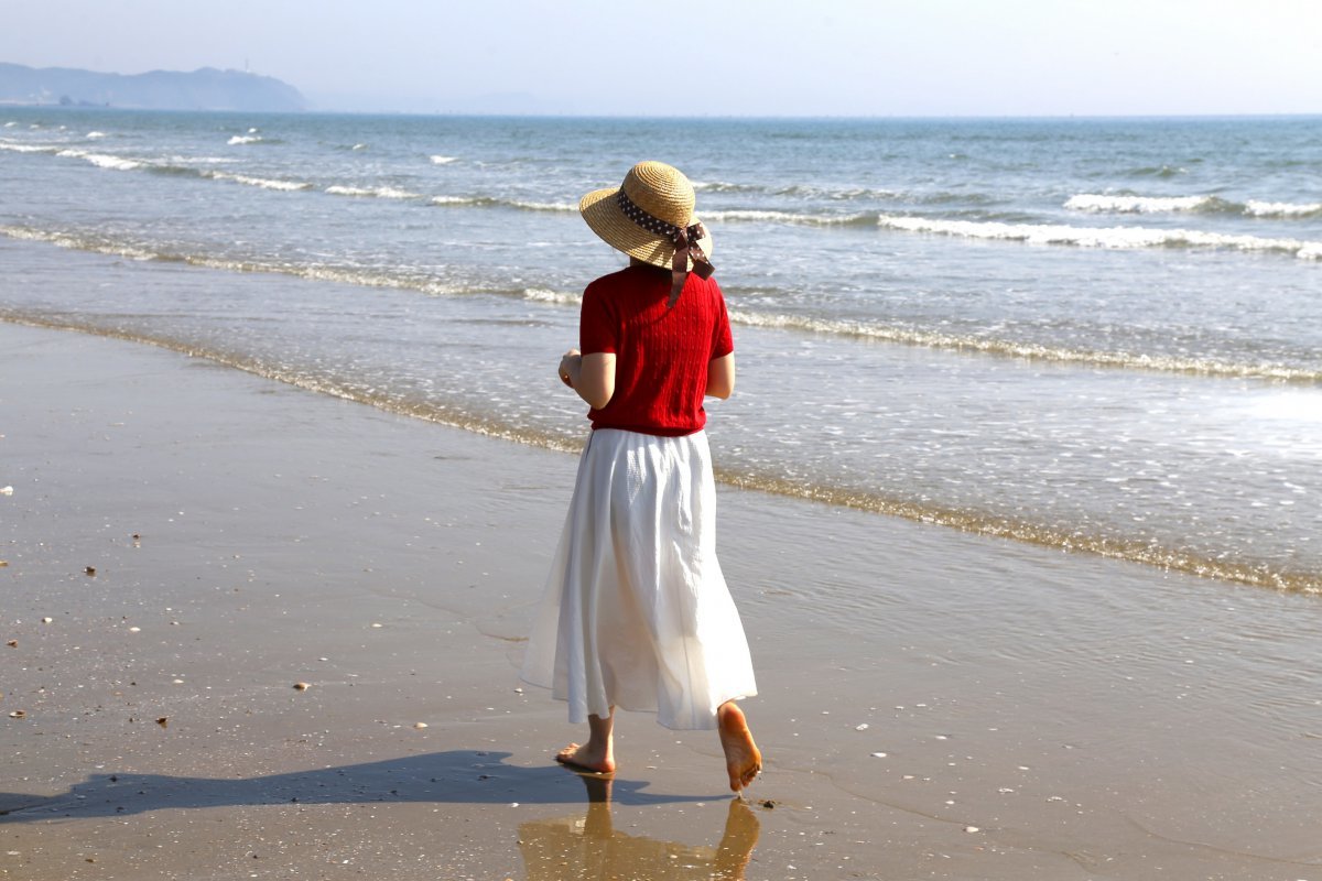 맨발로 땅과 접촉해 지구의 에너지를 받아들이는 행동을 뜻하는 ‘어싱’. 특히 해변 맨발걷기를 ‘수퍼 어싱’이라 일컫는다  사진제공｜한국관광공사