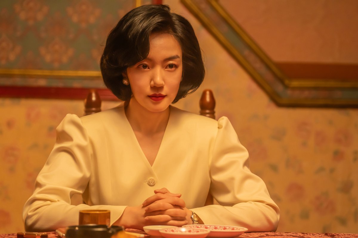 청순한 임수정은 잊어라. 배우 임수정이 디즈니+ 새 오리지널 시리즈 ‘파인: 촌뜨기들’에서 오직 욕망을 위해 직진하는 양정숙 캐릭터를 맡아 강렬한 변신을 예고했다. 사진제공｜월트디즈니컴퍼니 코리아