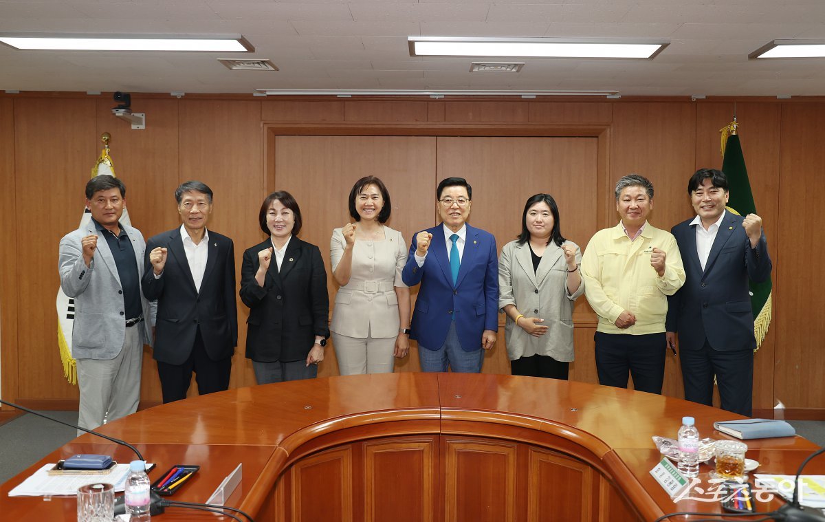 서은경 성남시의회 행정교육위원회 위원장(윈쪽 네번째)과 의원들이 24일 성남시 분당구 율동 새마을운동중앙연수원 방문 모습. 사진제공ㅣ성남시의회