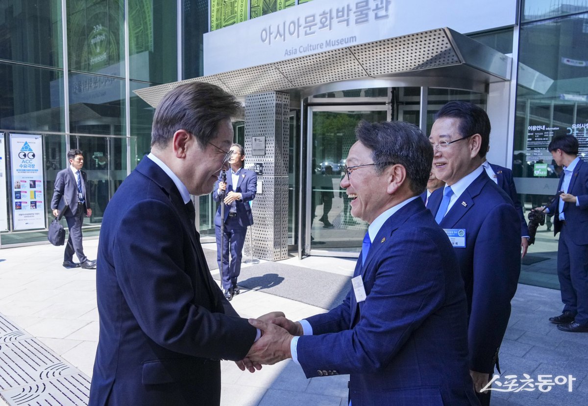 강기정 광주광역시장이 지난 25일 광주 국립아시아문화전당에서 열린 ‘광주시민·전남도민 타운홀 미팅’에 참석한 이재명 대통령과 악수를 하고 있다. 사진제공=광주광역시