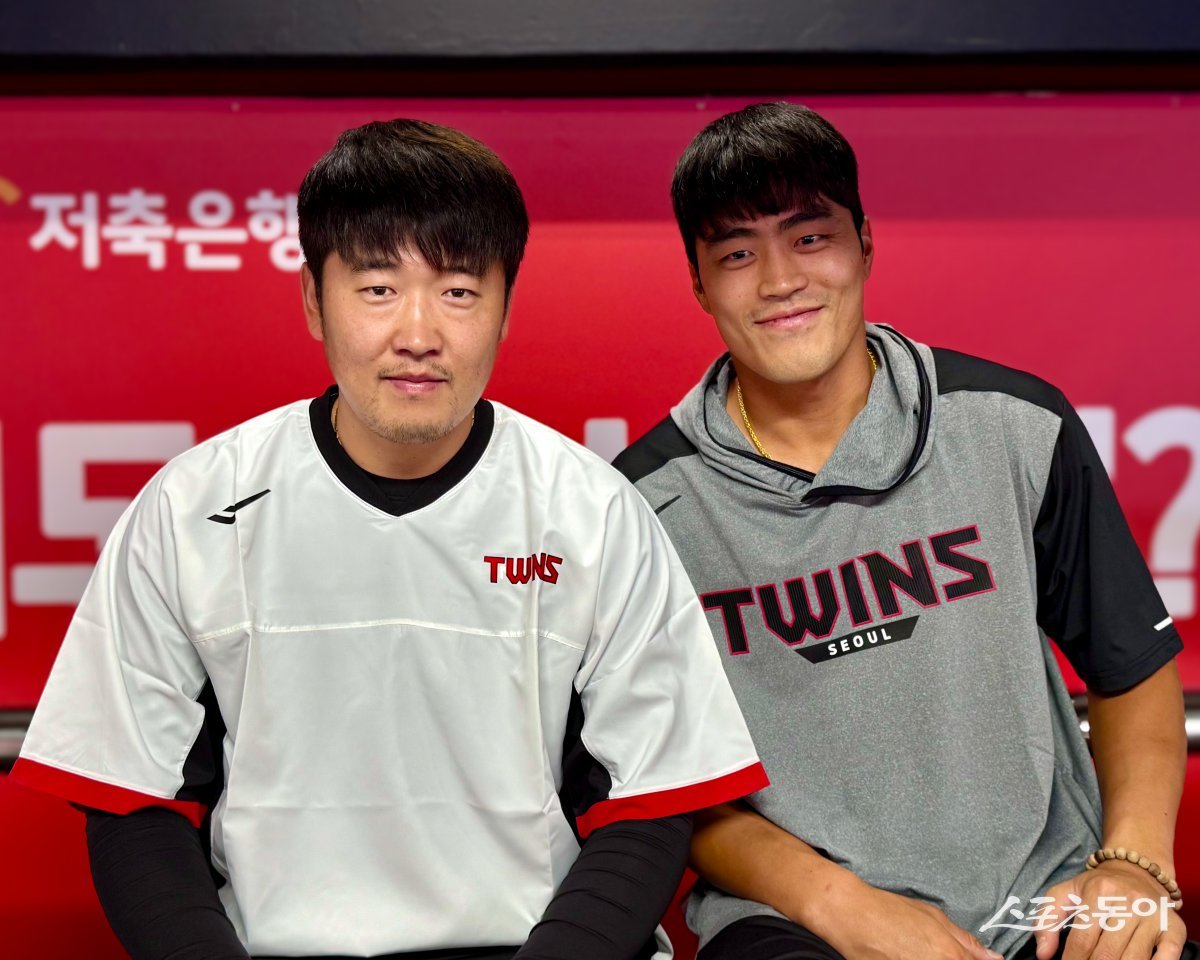 LG 천성호(오른쪽)가 25일 수원KT위즈파크에서 동반 트레이드된 김준태와 함께 취재진과 만나 인터뷰하고 있다. 수원|김현세 기자 kkachi@donga.com