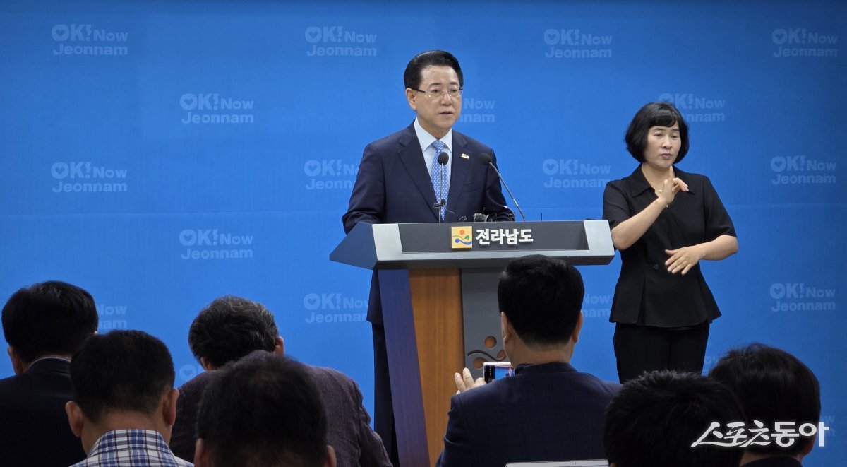 김영록 전라남도지사가 26일 오전 도청 브리핑룸에서 민선 8기 출범 3주년 기자회견문을 발표하고 있다. 사진제공=양은주 기자