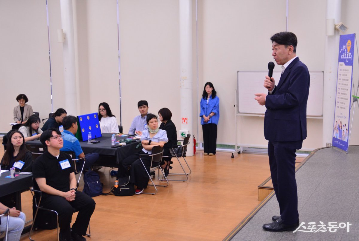 우범기 전주시장이 지난 25일 전주시자원봉사센터 1층 이웃사촌방에서 열린 ‘제6회 한바탕전주 시민대토론회’를 주재하고 있다. 사진제공=전주시