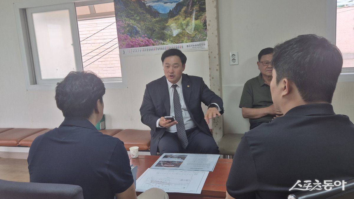 경기도의회 고준호 의원(국민의힘, 파주1)이 26일 조리읍 대원1리 동문그린시티 침수 도로 해결을 위한 ‘배수시설 확장공사’ 현장을 찾아, 파주시 관계 부서 및 대원리 주민들과 다음 주부터 본격화될 공사 진행 계획을 공유하고 주민 의견을 청취했다. 사진제공|경기도의회 고준호 의원