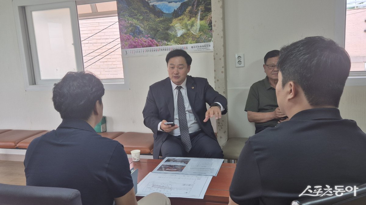 경기도의회 고준호 의원(국민의힘, 파주1)이 26일 조리읍 대원1리 동문그린시티 침수 도로 해결을 위한 ‘배수시설 확장공사’ 현장을 찾아, 파주시 관계 부서 및 대원리 주민들과 다음 주부터 본격화될 공사 진행 계획을 공유하고 주민 의견을 청취했다. 사진제공|경기도의회 고준호 의원