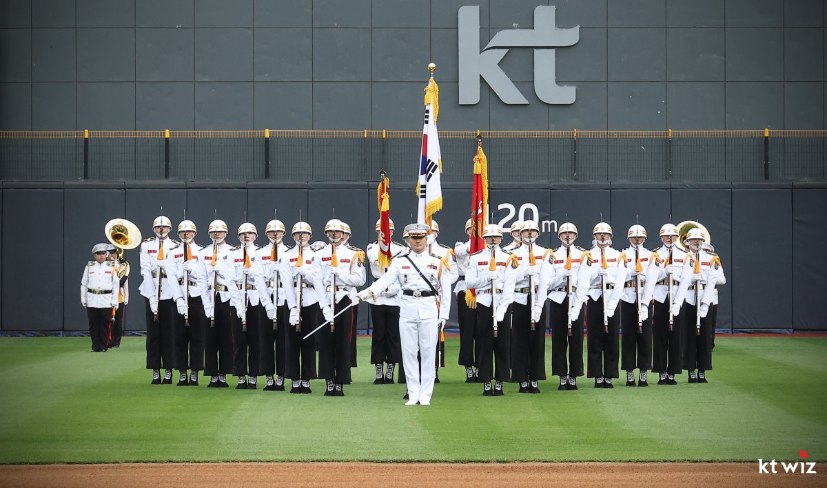 공연을 선보이는 해병대사령부 의장대. 사진제공|KT 위즈