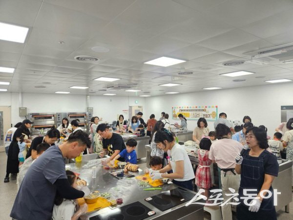 예천군 영유아 창의문화센터 원데이클래스 참가자들이 샐러드빵 만들기를 하고 있다. 사진제공 ㅣ 예천군